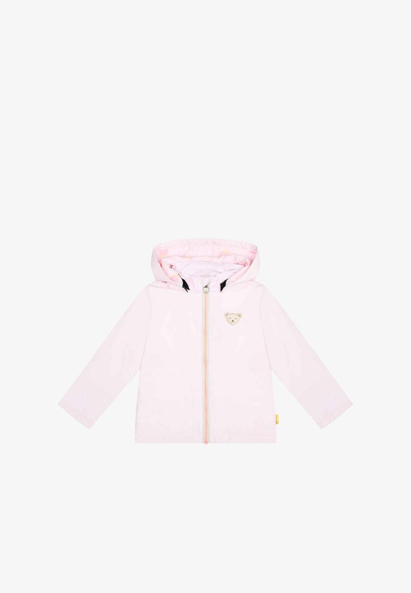 Veste pour enfants rose pâle avec capuche, fermeture éclair frontale, emblème d'ours et doublure intérieure colorée. Texture lisse et design uni.