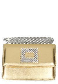Guldmetalisk clutchtaske med en sølvkæde-rem, der har en rektangulær rhinestone-pynt på forsiden. Glat overflade.