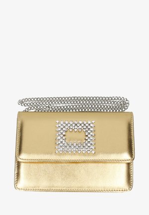 Guldmetalisk clutchtaske med en sølvkæde-rem, der har en rektangulær rhinestone-pynt på forsiden. Glat overflade.