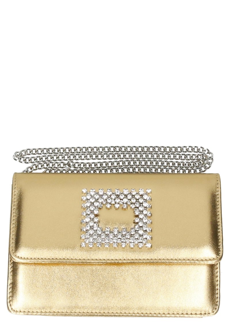 Guldmetalisk clutchtaske med en sølvkæde-rem, der har en rektangulær rhinestone-pynt på forsiden. Glat overflade.