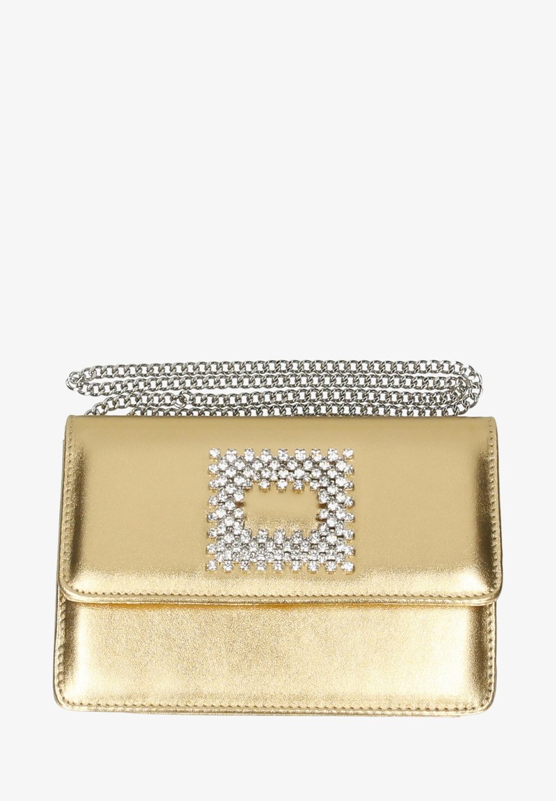 Guldmetalisk clutchtaske med en sølvkæde-rem, der har en rektangulær rhinestone-pynt på forsiden. Glat overflade.