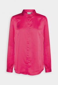 Blouse en satin rose vif à manches longues avec col pointu et boutons cachés sur le devant, présentée sur fond blanc.