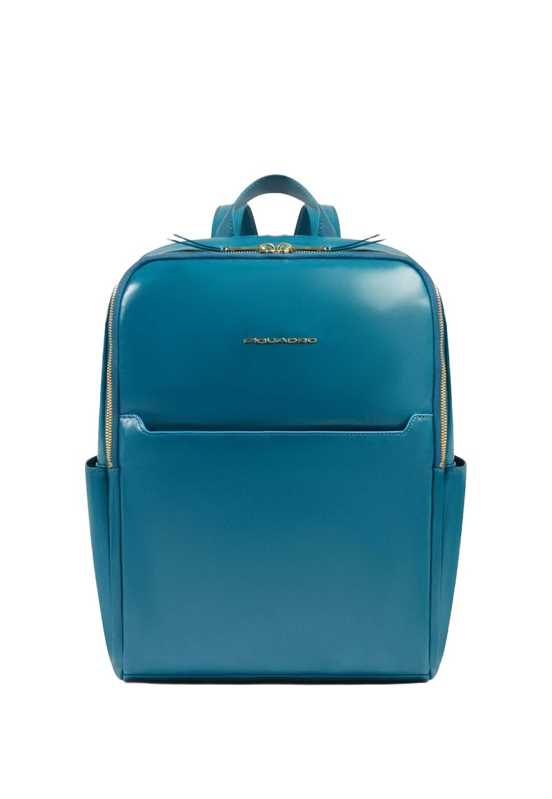 Turquoise gewatteerde rugzak van glad leer, voorzien van gouden beslag, een voorvak en dubbele handvatten aan de bovenkant om te dragen.