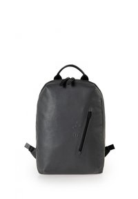 Zaino nero con una finitura liscia, caratterizzato da una tasca frontale con zip, spallacci imbottiti e una maniglia superiore. Design minimalista con logo in rilievo.