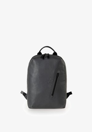 Schwarzer Rucksack mit glatter Oberfläche, ausgestattet mit einer vorderen Reißverschlusstasche, gepolsterten Trägern und einem oberen Griff. Minimalistisches Design mit eingeprägtem Logo.