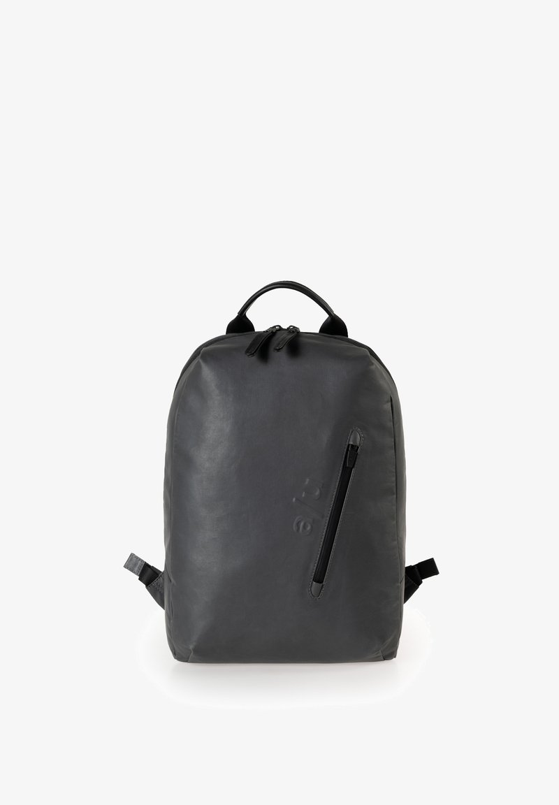 Schwarzer Rucksack mit glatter Oberfläche, ausgestattet mit einer vorderen Reißverschlusstasche, gepolsterten Trägern und einem oberen Griff. Minimalistisches Design mit eingeprägtem Logo.