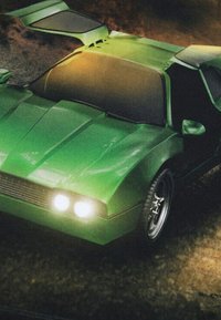 Zelené sportovní auto s elegantním, úhlovým designem. Mezi jeho vlastnosti patří dvě přední světlomety, lesklý povrch a stříbrné hliníkové disky.