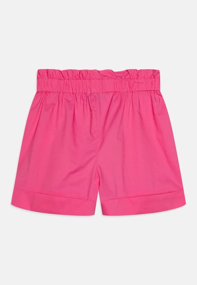 Shorts en coton rose avec une taille élastique, présentant une texture lisse et des ourlets retournés à l'ourlet. Design simple et sans embellissement.