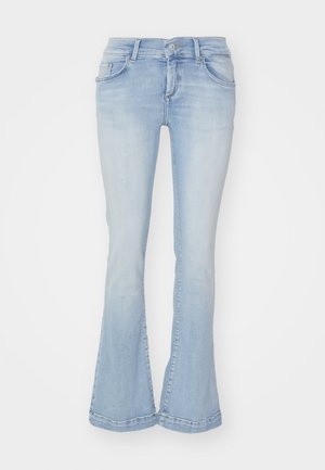 Heledad sinised laiad teksad denimkangast, millel on viis taskut, vöörihmade augud ja nähtav õmblus alumises servas. Sile tekstuur kerge kulumisega.