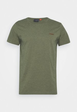 T-shirt uni vert olive à manches courtes et col rond avec un petit patch logo rectangulaire sur la partie gauche de la poitrine.