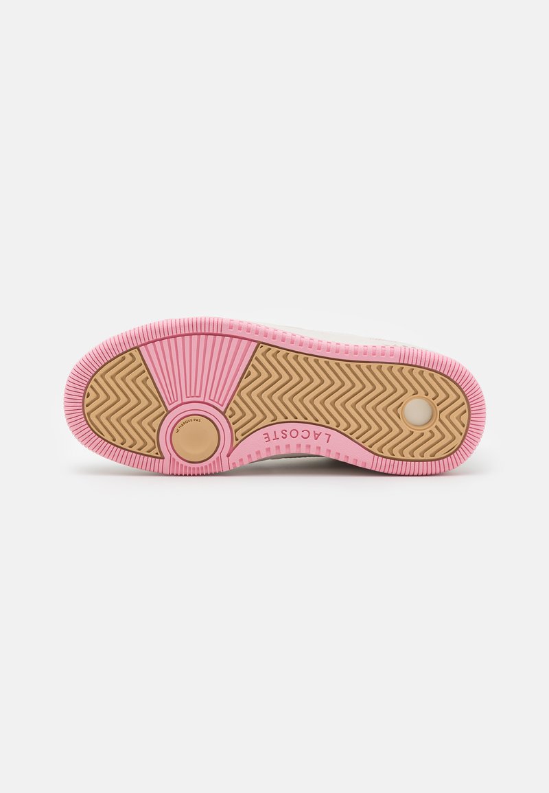 Semelle de sneaker blanche avec une bordure en caoutchouc rose et une base texturée en chevrons beige. Présente un accent circulaire et un logo sur le côté.
