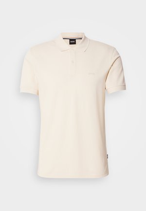 Beige színű pamut pólóing, gallérral és két gombos sliccelt kialakítással. A mellkason hímzett "BOSS" logó, rövid ujjak, egyszerű dizájn.