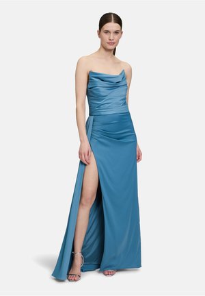 Trägerloses Abendkleid in Blau mit gerafftem Brustbereich, hohem Seitenschlitz und glattem Satin-Stoff. Akzentuiert mit einem eleganten Taillenbund.