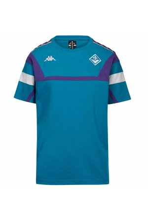 T-shirt de sport bleu à manches courtes avec des accents horizontaux violets et blancs, comportant le logo Kappa et un emblème en forme de losange sur la poitrine.