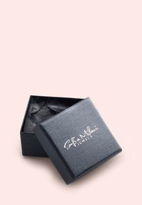 Schwarze, strukturierte Schmuckbox mit einem klappbaren Deckel, geöffnet, um dunkles Seidenpapier im Inneren zu zeigen, mit dem Logo "Sofia Milani Jewels" auf der Oberseite.