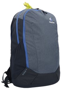 Zaino Deuter Giga SL, tessuto grigio con accenti neri, cerniere blu, schienale imbottito, spallacci regolabili e logo in evidenza sulla parte frontale.