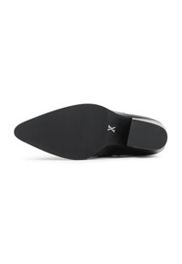 Sole di una scarpa nera con tacco alto, dalla forma appuntita, con scanalature testurizzate e una finitura liscia. Presenta un accento metallico vicino al tacco.