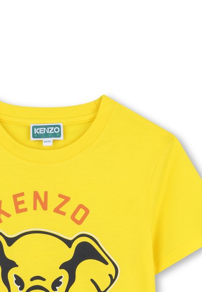 Geel katoenen T-shirt met een zwarte olifantafbeelding en "KENZO"-tekst in oranje. Ronde hals en korte mouwen, gladde textuur.
