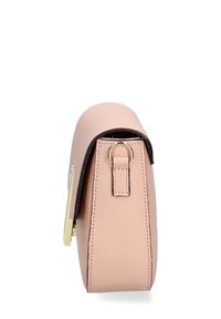 Vista laterale di una piccola borsa a tracolla in pelle rosa chiaro con texture, dotata di un anello in metallo dorato e bordi neri sul bordo della patta.