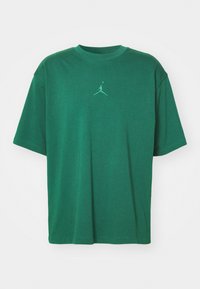 JORDAN FLIGHT ESSENTIALS - Pamata T-krekls - fir