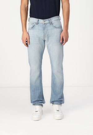 Lichtblauwe denim jeans met een klassieke rechte pasvorm, vijf-pocket ontwerp en zilverkleurige hardware. Draag met witte sneakers.