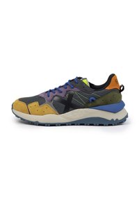 Buty do biegania w terenie, wykonane z mieszanki materiałów, w tym zamszu i siateczki, w kolorach żółtym, szarym, fioletowym i zielonym z czarnymi akcentami. Teksturowana podeszwa.