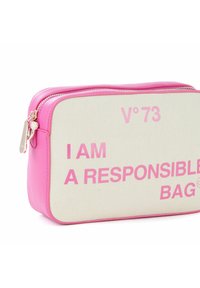 Borsa in tela con dettagli in pelle rosa, forma rettangolare, con testo in grassetto: "IO SONO UNA BORSA RESPONSABILE" in rosa su sfondo beige.