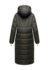 Vadderad svart jacka med huva, med horisontell quiltad design, långa ärmar och orangea detaljer på dragkedjor och etiketter.