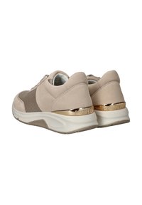 Beige sportieve schoenen met gaas- en suedepanelen. Kenmerken zijn een gouden accent op de hak en een witte rubberen zool. Inclusief veters en een gevoerd kraag.
