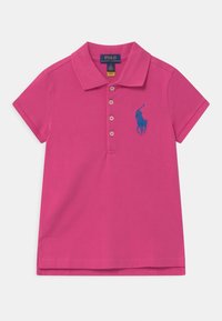 Růžové polo tričko z bavlny, s límečkem, krátkými rukávy, pěti knoflíky a modrým vyšitým logem na levé straně hrudi.