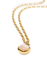 Złoty naszyjnik łańcuszkowy z okrągłym, jasnoróżowym kamieniem osadzonym w złotej, okrągłej zawieszce. Łańcuszek ma ogniwa połączone ze sobą, z błyszczącym wykończeniem.