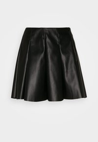 Schwarzer Rock aus Kunstleder mit plissiertem Design, ausgestellter Form und glatter Textur. Mit einem verdeckten Seitenreißverschluss zum Schließen.