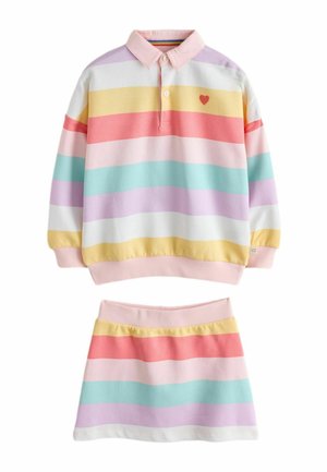 Langärmliges Hemd mit Kragen und Rock-Set mit horizontalen pastellfarbenen Streifen in Rosa, Gelb, Weiß, Blau und Lila, mit einem kleinen roten Herz auf der Brust.