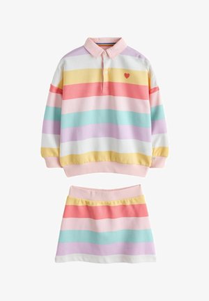 Langärmliges Hemd mit Kragen und Rock-Set mit horizontalen pastellfarbenen Streifen in Rosa, Gelb, Weiß, Blau und Lila, mit einem kleinen roten Herz auf der Brust.