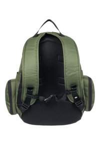 Grüner Stoff-Rucksack mit gepolstertem Rücken, verstellbaren Riemen und Netzdetails. Zwei Seitentaschen und ein oberer Tragegriff für einfaches Tragen.