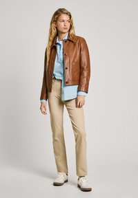 Pepe Jeans HILLARY - Kožnata jakna - nut brown
