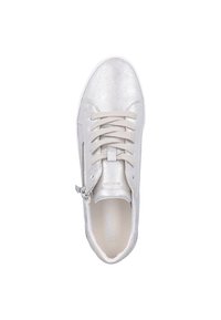 Zapatilla metálica plateada con textura suave, con cordones planos, cremallera lateral y punta redondeada. Suela de goma blanca.
