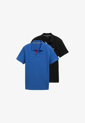 Du berniukai marškiniai: vieni mėlyni su raudonu akcentu ant apykaklės, kiti juodi. Abu turi klasikinį dizainą ir minkštą audinio tekstūrą.