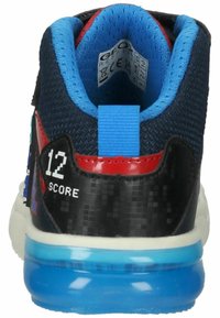 Baskets noires avec tige en mesh respirant et col rembourré. Présente des accents bleu vif et une semelle translucide bleue. Taille 12 marquée au talon.