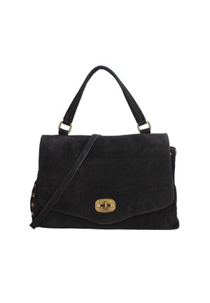 Sac à main en daim noir avec un rabat et un fermoir en ton doré. Comprend une poignée simple, une bandoulière réglable et des clous décoratifs sur le côté.