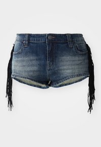 Denimshorts i gradient blå vask med frynset nederkant og svarte frynsepryd på sidene, med frontlommer og en linning.