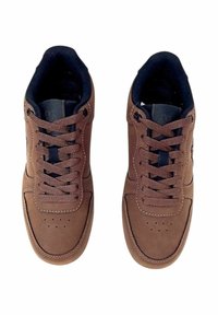 Sneakers in suede marrone con punta forata, design con lacci, bordo nero a contrasto e dettagli cuciti. Suola piatta in gomma.