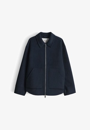 Marineblauer Jacke aus Wollmischung mit Kragen, Frontreißverschluss und zwei großen Taschen. Verfügt über eine lockere Passform und eine strukturierte Stoffoberfläche.