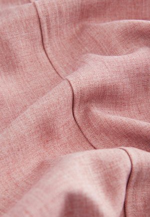Textil in einem sanften Rosaton mit subtiler strukturierter Webart. Der Stoff fällt weich und zeigt sanfte Falten sowie einen sauberen Abschluss.