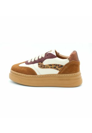 Sneaker marrone e crema con suola spessa, materiali in suede e pelle, dettagli viola, stampa leopardata e chiusura con lacci.