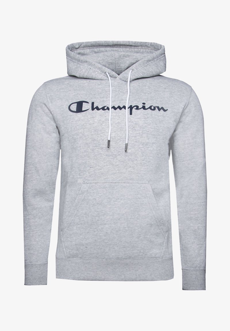 Sweat à capuche gris clair avec poche devant et cordons blancs, avec le logo "Champion" imprimé en lettres foncées sur la poitrine.
