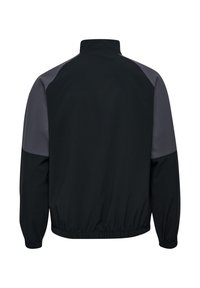 Geacă neagră și gri cu mâneci lungi, guler înalt, manșete elastice și talie elastica, prezentată din spate pe un fundal alb.