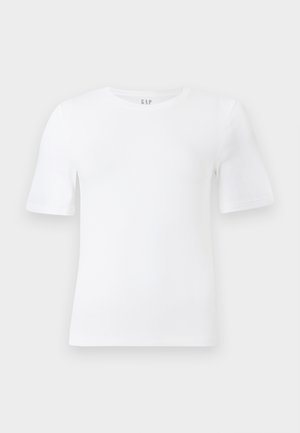 Effen witte t-shirt met korte mouwen en ronde hals, met rechte zoom en een GAP-label binnenin de kraag op een lichte achtergrond.