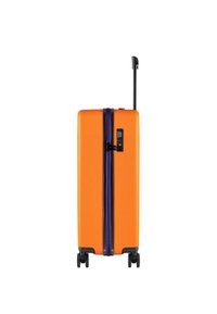 Twarda walizka w intensywnym pomarańczowym kolorze z teksturowaną powierzchnią, fioletowy zamek błyskawiczny, wbudowany zamek oraz cztery czarne kółka dla lepszej mobilności.