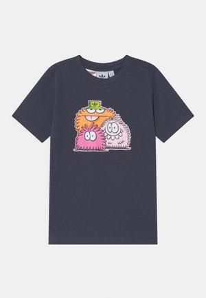 Camiseta de manga corta de color gris oscuro con tres criaturas peludas de dibujos animados en colores, una de ellas con una gorra verde con un logo, impresas en el centro delantero.